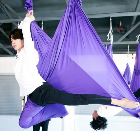 「BTS」JIMIN、見事な柔軟性を披露“空飛ぶティンカーベル”