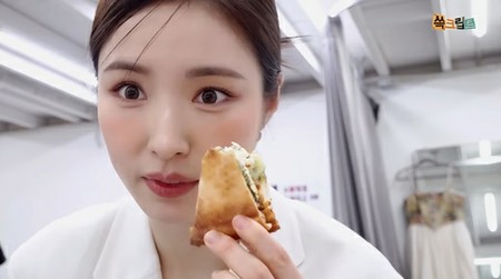 女優シン・セギョン、この体型でこんなにたくさん食べるの？…「ピザは元々4切れ食べる」