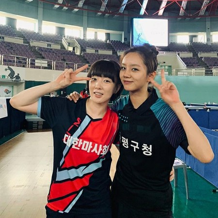 ヘリ（Girl’s Day）、誰とでもすぐ仲良くなれる親和力…卓球選手ソ・ヒョウォンとピースサイン