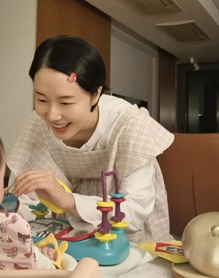 女優イ・ジョンヒョン、離乳食本を出版予告…ワーキングママの秘法伝授