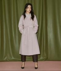 “ソン・ジュンギと熱愛騒動”女優キム・テリ、襟がポイントの愛らしい着こなしの冬コートコーデで大人の魅力発散