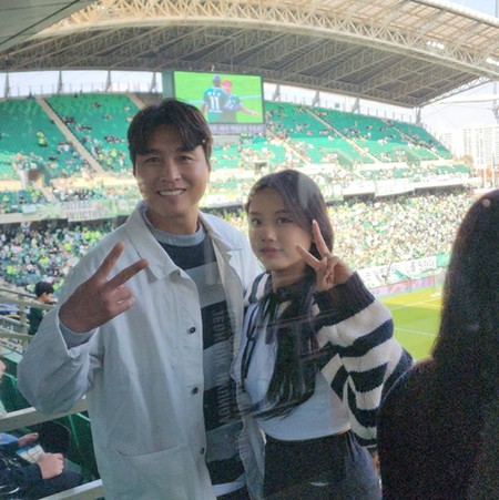 元サッカー韓国代表選手イ・ドングク、父娘のツーショット公開…「ジェシーさんまたきれいになったね」