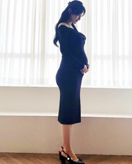 「T-ARA」出身ハン・アルム、妊娠31週目の臨月Dラインショット公開…ママの笑みが浮かぶ美しい横顔