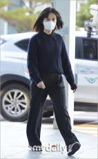 女優パク・ウンビン、ファンミ開催のタイに向け出国…上下黒の服装で笑顔なく
