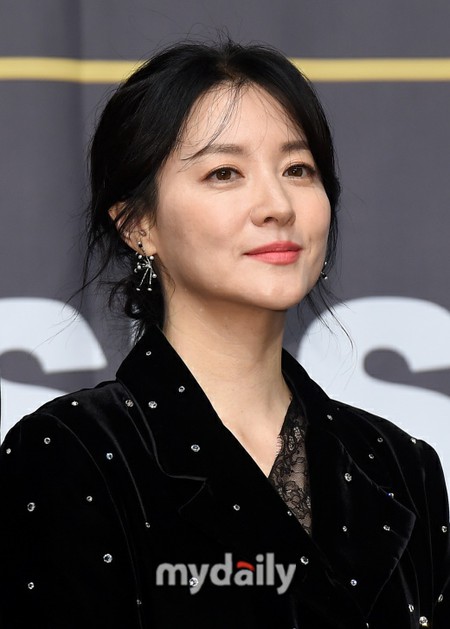 女優イ・ヨンエ、梨泰院事故で一人娘を失った朝鮮民族3世家族に寄付金…自筆手紙に「元気になってほしい」とメッセージ