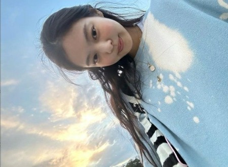 JENNIE（BLACKPINK）、美しい空を背景に清純な美貌のセルカ公開！