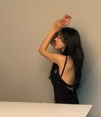 女優キム・ソヨン、背中がグッと開いたドレスに息が止まるセクシー…“肩甲骨くっきり”のスレンダースタイル