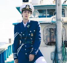 「BTS」JIN、海賊から船長まで…海の上の堂々とした姿の写真公開！
