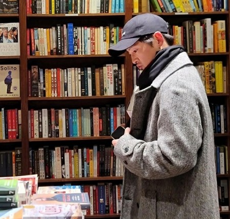 俳優ソン・ジュンギ、「盆唐開発で240億」 のドジュン？…書店では”可愛い”横顔