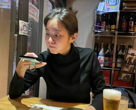 ユイ（元AFTERSCHOOL）、日本の居酒屋で？…すごく可愛い“超集中モード”