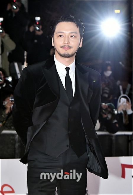 俳優ピョン・ヨハン、映画「閑山:龍の出現」で助演男優賞を受賞＝「第43回青龍映画賞」