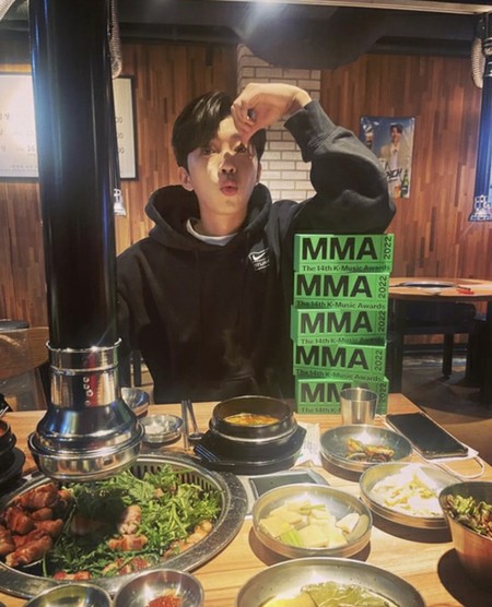 「MMA2022」5冠の歌手イム・ヨンウン、サムギョプサルを食べながらかわいいポーズ