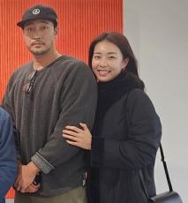 俳優ソ・ジソブ、“17歳年下妻”チョ・ウンジョンとのツーショット初公開…「ロト当選気分」
