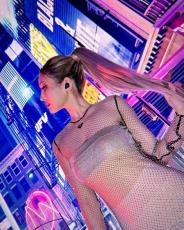 「IM READY」…歌手チョン・ソミ、アジアを驚かせた破格の全身網ドレス