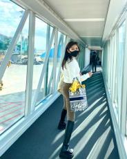 歌手ソン・ガイン、高級ブランドバッグを手に米国へ出発…「空港でグラビア撮影したの？」