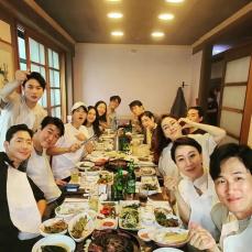 俳優ソン・ジュンギ、「財閥家の末息子」チームの会食で豪快におごる！直接肉を焼くなど“末息子”らしさも