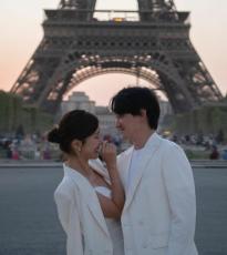 「女神降臨」のヤオンイ作家、夫のチョン・ソンウク氏とパリでロマンティックな新婚旅行…エッフェル塔の前でラブラブ2ショット