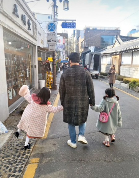 料理研究家ペク・ジョンウォン、2人の娘とデートする後ろ姿…仁寺洞のおいしいお店に行ったの？