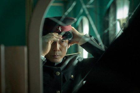 映画「幽霊」、ソル・ギョングが日本の警官に変身「映画の品格を上げる熱演」
