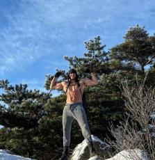 俳優兼モデルのジュリアン・カン、マイナス10度の極寒で「上半身裸で登山」