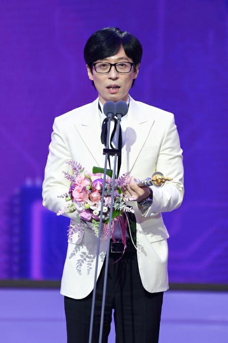 ＜2022 SBS芸能大賞＞「大賞」はユ・ジェソク…「本当に申し訳ない、チ・ソクジンに栄光を捧げる」