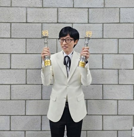 ＜2022 SBS芸能大賞＞ユ・ジェソク、大賞とカップル賞のトロフィーを持って記念ショット