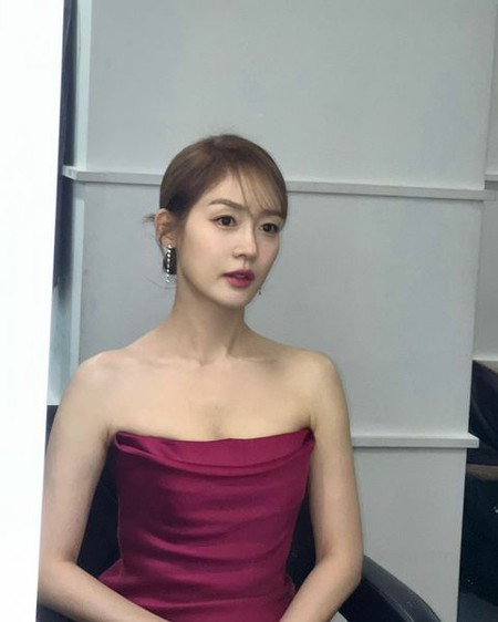 女優ソン・ユリ、端麗なドレス姿をオク・チュヒョンら同僚が絶賛…「とても綺麗です、お姉さん」