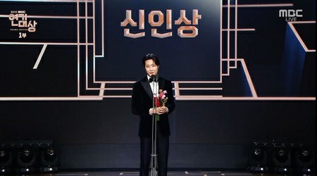 俳優イ・ジョンウォン、ドラマ「ゴールデンスプーン」で新人賞…「来年はより良い姿で」＝「2022 MBC演技大賞」