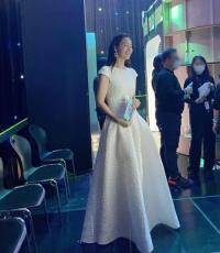女優チェ・ジウ、“娘がいるママ”とは思えないドレスフィット…ユ・ジェソクの隣で変わらない優雅な清純美