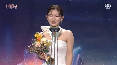 女優イ・ウンセム、デビュー16年目の新人賞「受賞するとは思っていなかった」＝「2022 SBS演技大賞」