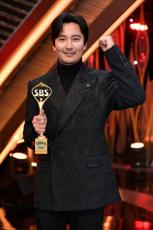 「SBS演技大賞」俳優キム・ナムギルの大賞が異変だって？ …真心で成し遂げたトロフィー