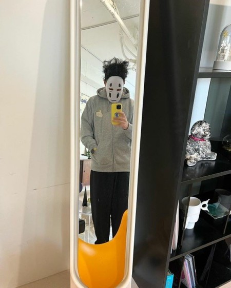 “ユチョンの弟”俳優パク・ユファン、大麻吸引摘発から9か月ぶりに近況公開…なぜカオナシの仮面を？