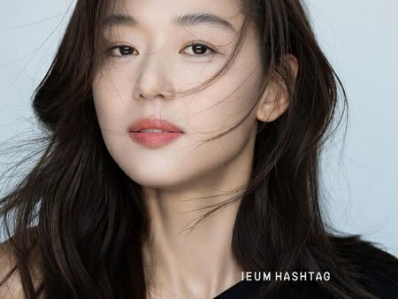 女優チョン・ジヒョン、またきれいになったね…歳月逆行「防腐剤美貌」