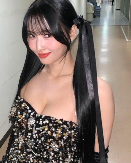 まるでCG…「TWICE」モモ、スタイル+美貌+脚の長さまで魅了する ...