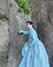 女優コ・ユンジョン、卒業写真操作被害以来初の近況…「撮影現場で輝く美貌」