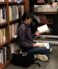 床に座って本を読む人は…大学生だと思ったら、ソン・ヘギョなの？