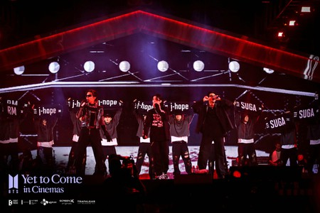 「BTS（防弾少年団）」、釜山コンサートの映画公開に先駆けメンバーコメント映像＆ステージ写真が到着！