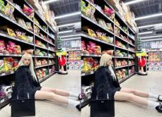 歌手チョン・ソミ、お菓子の陳列棚の前にどっかりと…すらりと伸びた脚