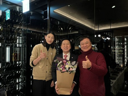 歌手ナム・ジン側、「国民の力」党代表候補との記念撮影について釈明 「偶然会い、写真に応じただけ」