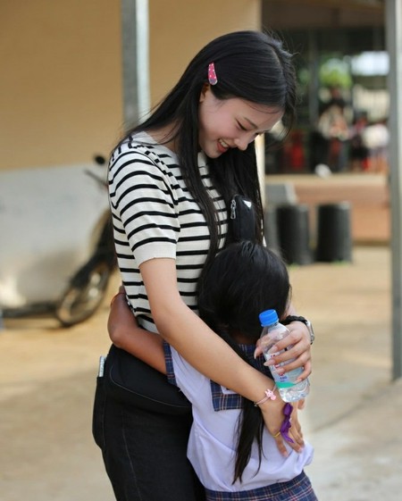 元サッカー韓国代表イ・ドングクの娘ジェシさん、美貌に心まで優しい…カンボジアで分かち合いと奉仕
