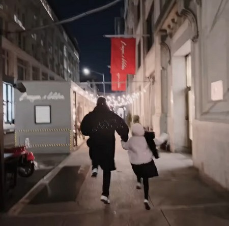 俳優クォン・サンウ、娘と道ばたでぴょんぴょん…妻ソン・テヨン「寒い夜はこうして家へ」