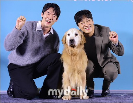 俳優ユ・ヨンソク＆チャ・テヒョン、「撮影後、捨て犬養子縁組」…“嗚咽”で伝えた「モンムンイ」の本気