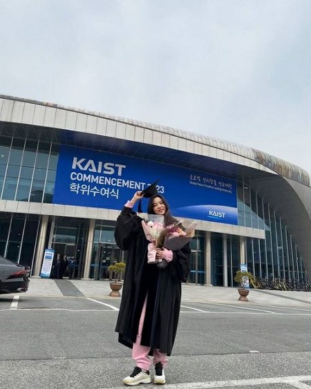 “工科大学の女神”女優ユン・ソヒ、KAIST（韓国科学技術院）を卒業…「お祝いありがとうございます」