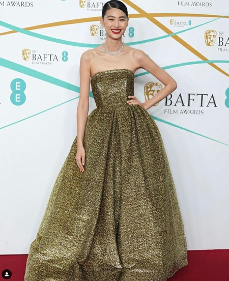 女優チョン・ホヨン、“女神の美貌”で英アカデミー賞レッドカーペットを輝かせた