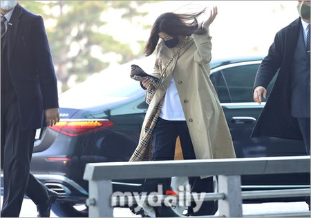 女優チョン・ジヒョン、高級車から降りてさっそうと空港へ…春が待ち遠しいトレンチコート姿