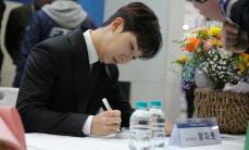 演歌の王子ヤン・ジウォン、ドラマ「HOOK UP」初放送を前に釣師会でサイン会