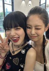 「BLACKPINK」JENNIE、女優の小松菜奈と仲良く自撮りにネットユーザーも驚き