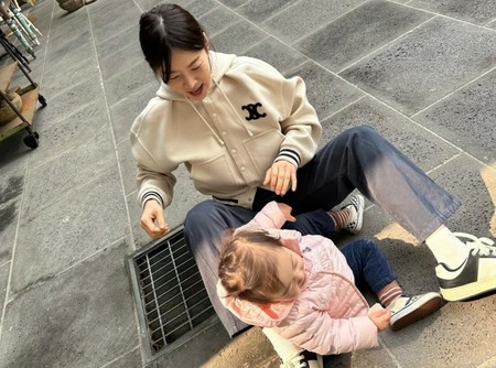 女優ハン・ジヘ、地べたに座り込む娘に困惑も…ママの適応力は「最高」