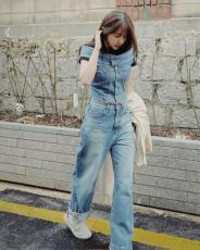“宗教活動も話題”女優ユン・ウネ、オールデニムファッションを着こなすスタイル…圧倒的8等身の比率に釘付け