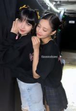 「BLACKPINK」JENNIE・LISA、愛らしいツーショット…美しい子のそばに美しい子